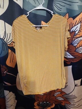 Discreet Yellow and White Striped Short-Sleeve Tee